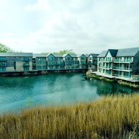 De Vere Cotswold Water Park Apartments Cirencester Bagian luar foto