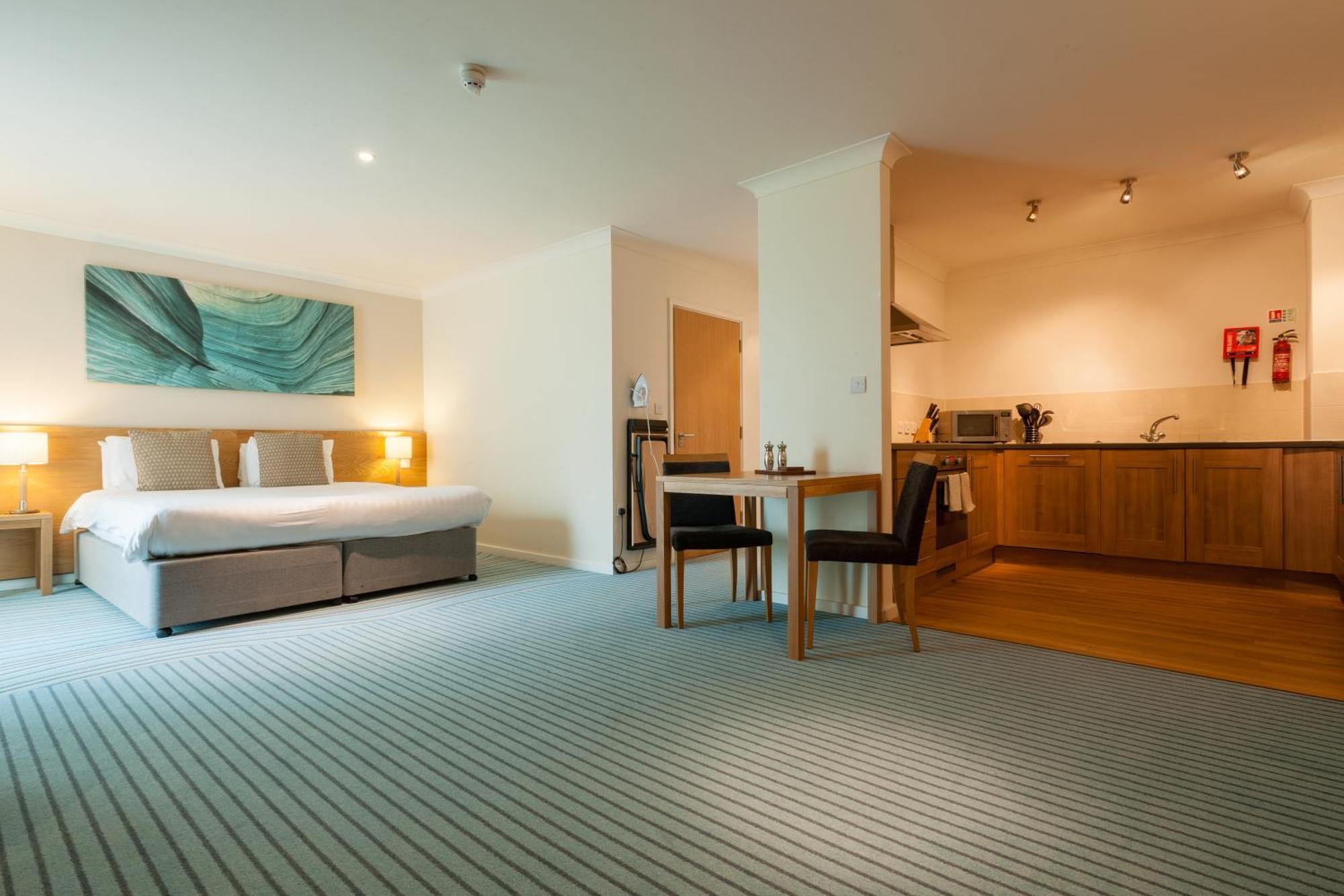 De Vere Cotswold Water Park Apartments Cirencester Bagian luar foto
