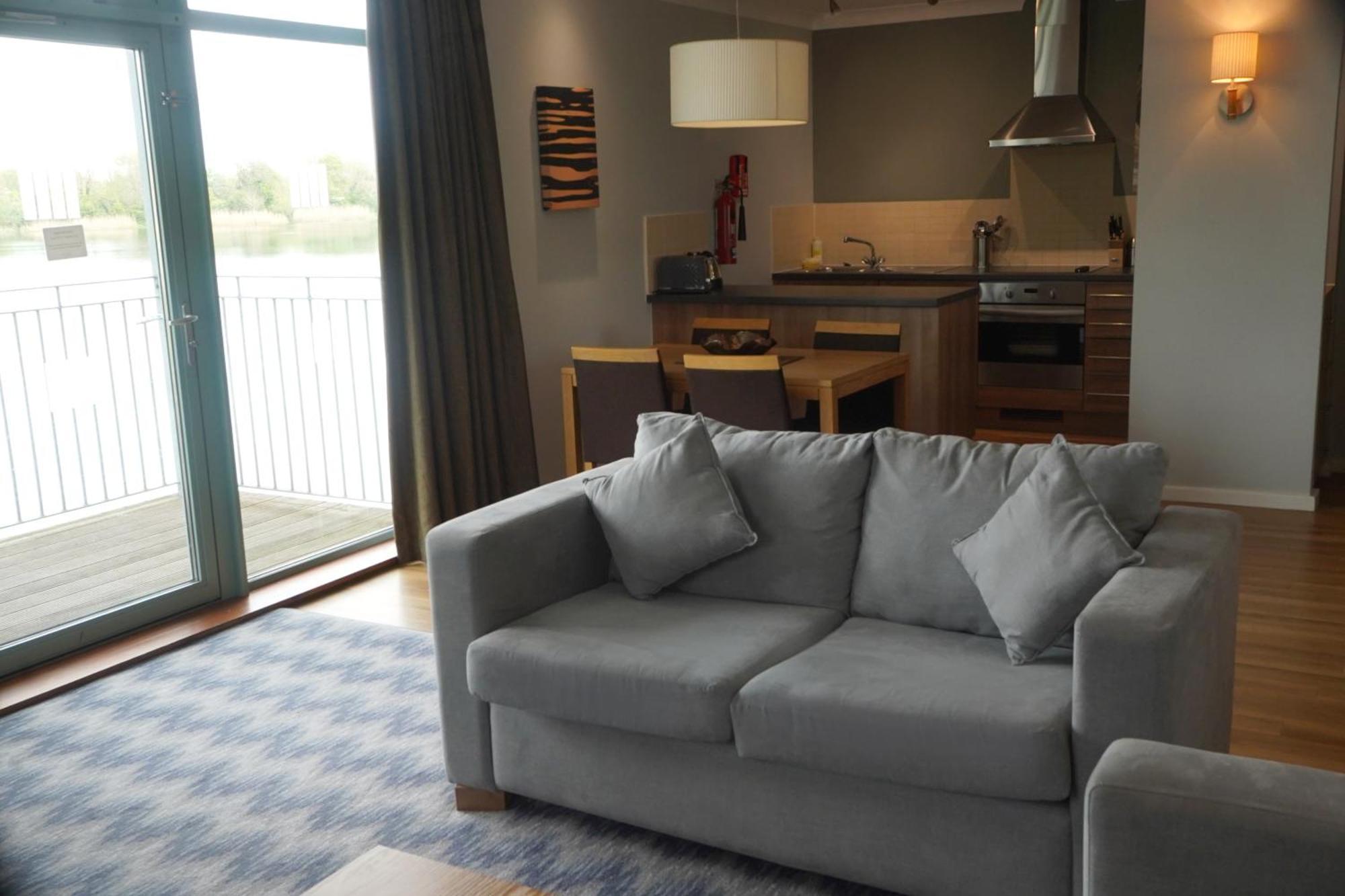 De Vere Cotswold Water Park Apartments Cirencester Bagian luar foto