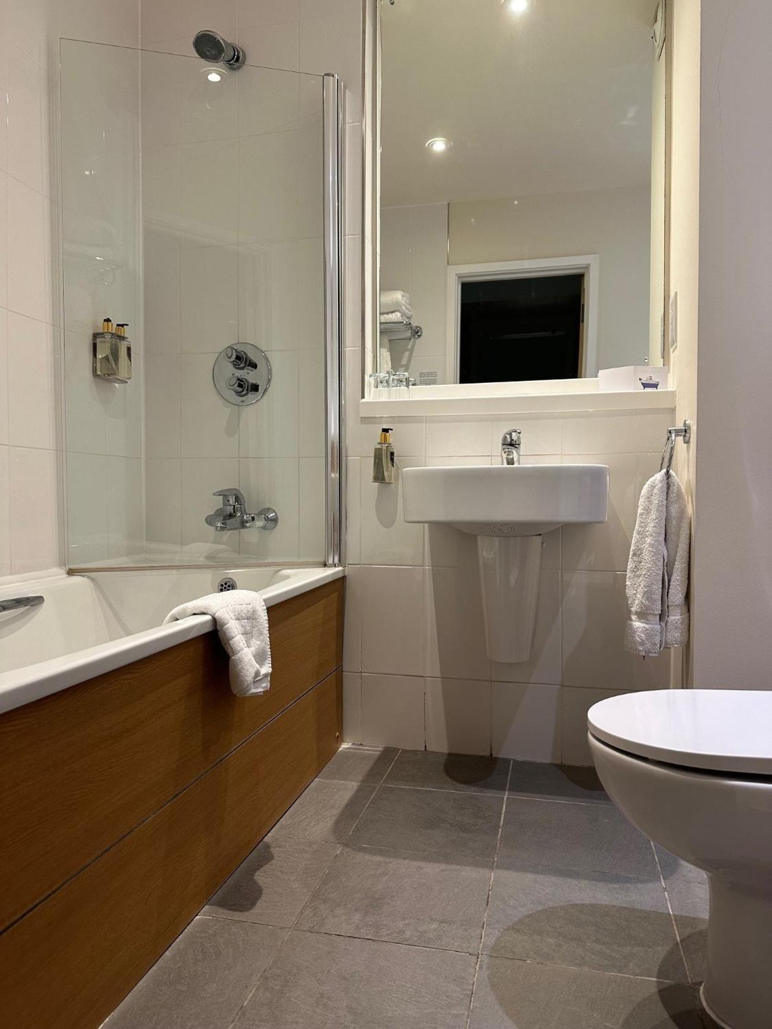 De Vere Cotswold Water Park Apartments Cirencester Bagian luar foto