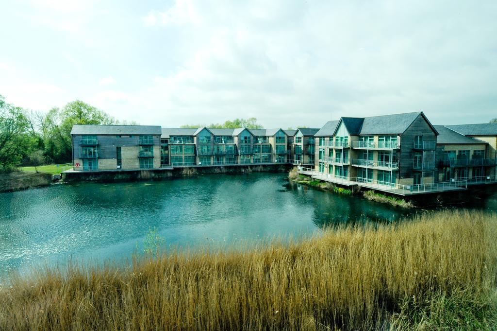De Vere Cotswold Water Park Apartments Cirencester Bagian luar foto