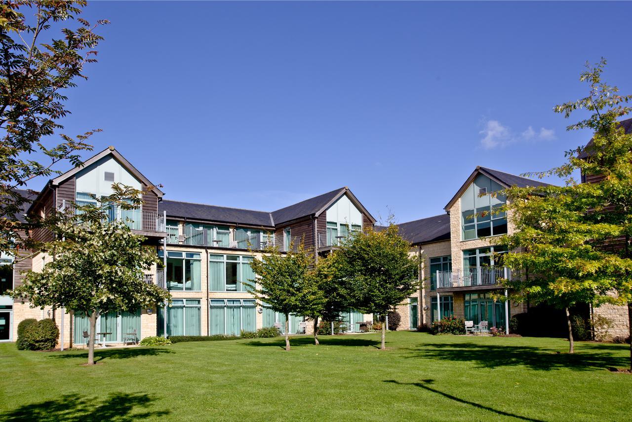 De Vere Cotswold Water Park Apartments Cirencester Bagian luar foto